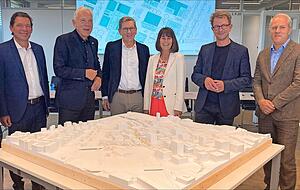 Architekt Mario Flammann (Zweiter von rechts) hat bei der Dieter-Schwarz-Stiftung das Modell für den Bildungscampus West erklärt.