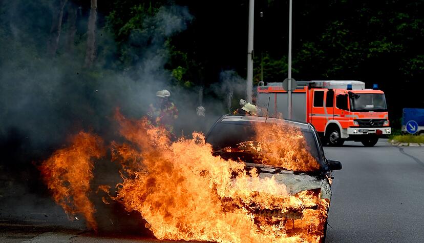 Wenn das Auto brennt, sollten Betroffene schnell die Rettungsstelle informieren - also 112 w&auml;hlen.