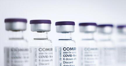 Fläschchen des Comirnaty-Impfstoffs von Biontech/Pfizer.