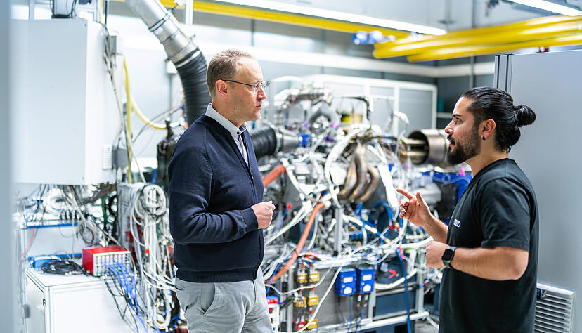 Technikchef Stefan Dreyer (links) an einem der 22 Prüfstände, auf denen die selbst entwickelte Antriebseinheit getestet wird.
