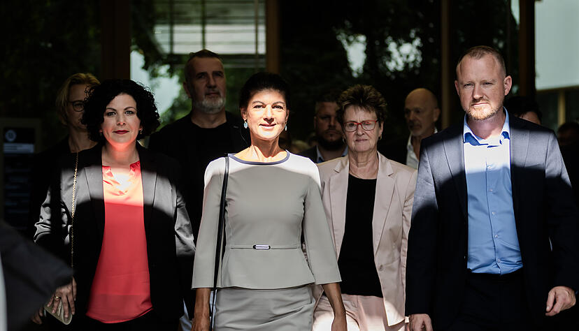 BSW-Pressekonferenz zu Landtagswahlen in Sachsen und Thüringen: Amira Mohamed Ali (l-r), Parteivorsitzende des Bündnis Sahra Wagenknecht (BSW), Sahra Wagenknecht (von der M, r-l), Parteivorsitzende des Bündnis Sahra Wagenknecht (BSW), Sabine Zimmermann, Spitzenkandidatin des Bündnis Sahra Wagenknecht (BSW) in Sachsen, und Christian Leye, Generalsekretär des Bündnis Sahra Wagenknecht (BSW) in Berlin.
