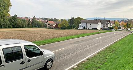 Millioneninvestition am Ortsausgang Richtung Adelshofen: Das künftige Baugebiet Zylinderhof (hier noch als Acker) soll den Eppinger Wohnungsmarkt entlasten.