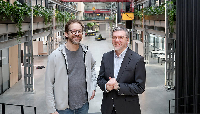 In der sanierten Maschinenfabrik Weipert: Thomas Bornheim (links) von der Programmierschule 42 und Professor Ali Sunyaev vom Campus Heilbronn der Technischen Universität München.