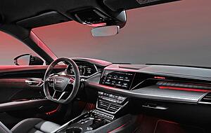Das digitale Cockpit des Viertürers ist ganz auf den Fahrer ausgerichtet. Auffällig ist die sehr niedrige Sitzposition. Das digitale Cockpit des Viertürers ist ganz auf den Fahrer ausgerichtet. Auffällig ist die sehr niedrige Sitzposition.