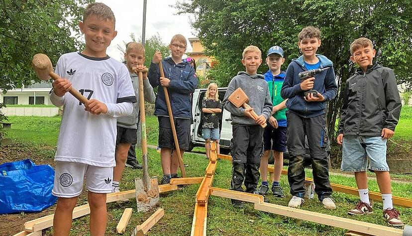 Die Jungs sind beim Ferienprogramm in Untereisesheim gut gelaunt und mit Feuereifer am Werkeln.
Foto: Frank Wittmer