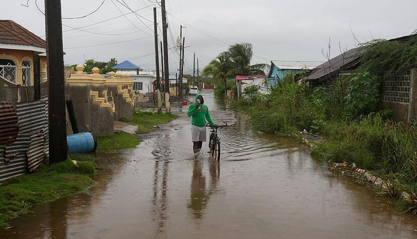 Die Auswirkungen des Sturms waren bereits vor der Ankunft zu spüren. Die Auswirkungen des Sturms waren bereits vor der Ankunft zu spüren.