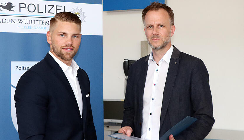 Kriminaloberrat Martin Lühning (rechts) dankte am Mittwoch Markus Eberhardt für seinen mutigen Einsatz. Er überreichte ein Dankschreiben des Polizeipräsidenten Roland Eisele sowie ein kleines Geschenk. Foto: Polizeipräsidium Aalen Kriminaloberrat Martin Lühning (rechts) dankte am Mittwoch Markus Eberhardt für seinen mutigen Einsatz. Er überreichte ein Dankschreiben des Polizeipräsidenten Roland Eisele sowie ein kleines Geschenk. Foto: Polizeipräsidium Aalen