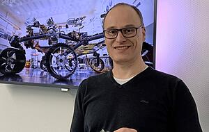 Smartgas-Gr&uuml;nder Volker Huelsekopf mit einem Sensor, wie er auch an Bord des Mars-Rovers ist, um Kohlendioxid und Kohlenmonoxid zu messen.
Foto: privat