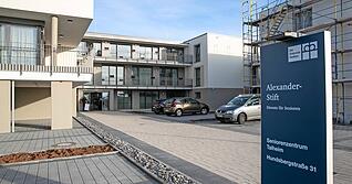 Die ersten Bewohner sind im November ins Pflegeheim in Talheim eingezogen. Das Alexander-Stift bietet 45 Plätze. Die 17 benachbarten betreuten Wohnungen müssen noch fertiggestellt werden. Fotos: Andreas Veigel Die ersten Bewohner sind im November ins Pflegeheim in Talheim eingezogen. Das Alexander-Stift bietet 45 Plätze. Die 17 benachbarten betreuten Wohnungen müssen noch fertiggestellt werden. Fotos: Andreas Veigel