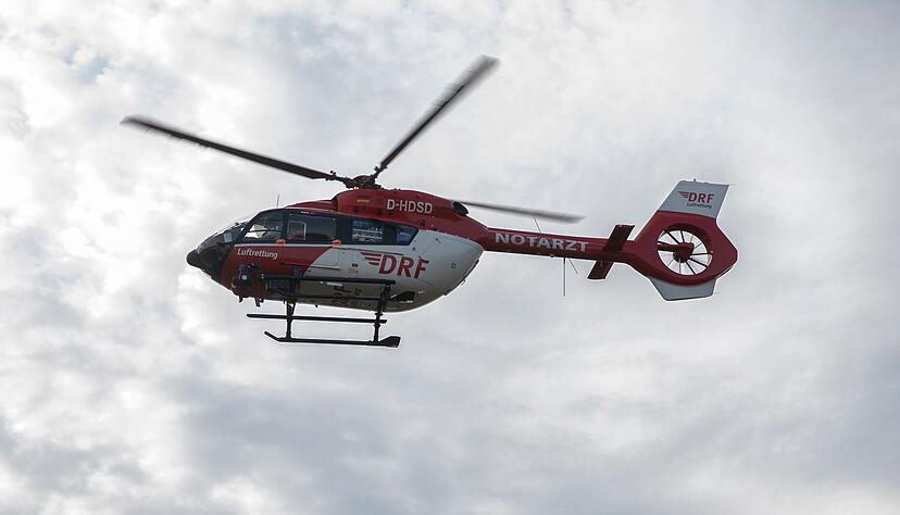 Ein Schwerverletzter wurde per Hubschrauber in eine Klinik geflogen. (Symbolbild) Ein Schwerverletzter wurde per Hubschrauber in eine Klinik geflogen. (Symbolbild)