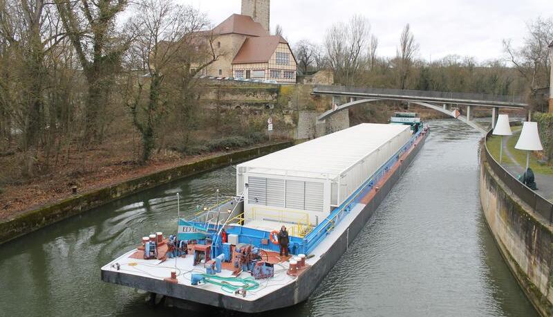 Schubschiff "Edda" bugsiert den unbeladenen Leichter an der Lauffener Rathausburg vorbei Richtung Neckarwestheim.
Foto: Reto Bosch