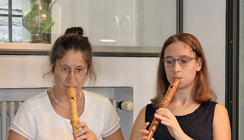 Französische Melodien aus dem Hochbarock und dem Mittelalter auf der Flöte: Amelie und Beate Vajuso untermalen die Eröffnung musikalisch. Französische Melodien aus dem Hochbarock und dem Mittelalter auf der Flöte: Amelie und Beate Vajuso untermalen die Eröffnung musikalisch.