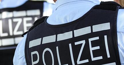 In Polizei-Westen gekleidete Polizisten.