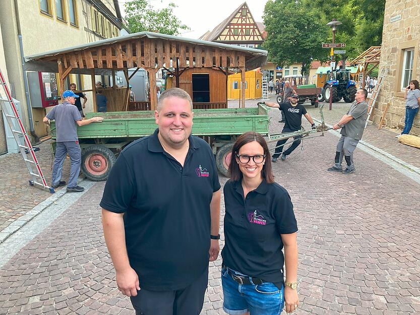 Ansprechpartner f&uuml;r Einheimische und G&auml;ste: Ramona Rosendorf und Florian Diefenbach vom Festverein freuen sich auf Besucher.