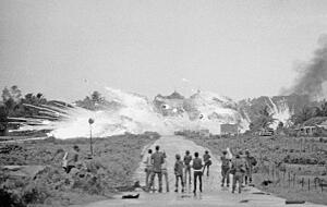 Das Bild zeigt den Einschlag der Brandbombe, die von einem Flugzeug abgeworfen wurde. Foto: dpa Das Bild zeigt den Einschlag der Brandbombe, die von einem Flugzeug abgeworfen wurde. Foto: dpa