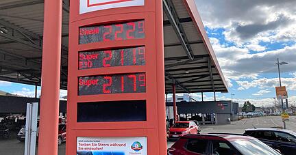 In den vergangenen Tagen hatten im Verhältnis deutlich billigere Spritpreise für Staus bei Kaufland gesorgt. Das hat sich geändert. In den vergangenen Tagen hatten im Verhältnis deutlich billigere Spritpreise für Staus bei Kaufland gesorgt. Das hat sich geändert.