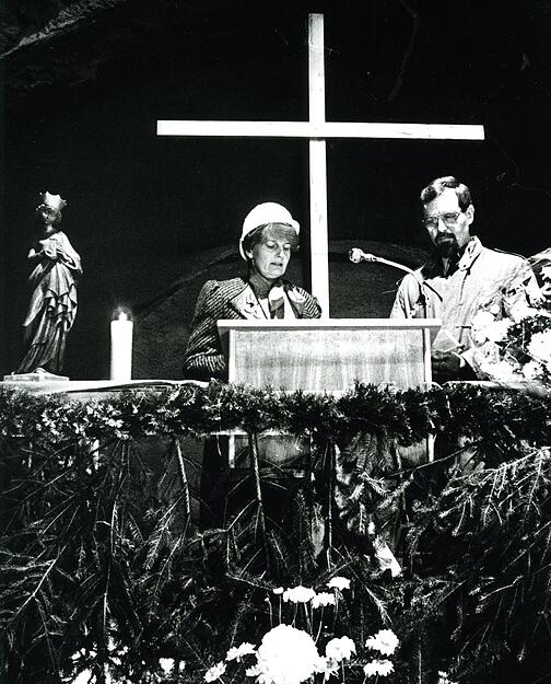 4. Dezember 1986: Barbarafeier im Hildegard-Tunnel. Patin Hildegard Susset und Pfarrer Ulrich Beitel sprechen bei der Andacht.