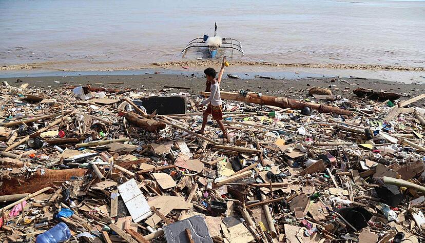 Ganze Dörfer lagen in Trümmern. Ganze Dörfer lagen in Trümmern.