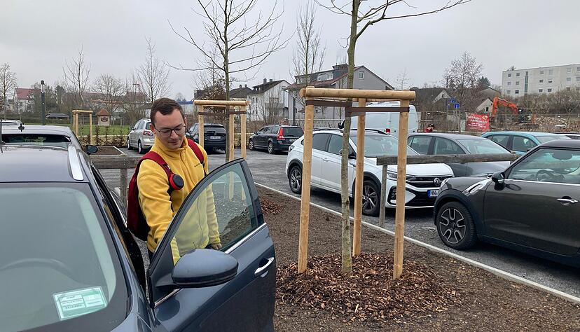Elf frisch gepflanzte B&auml;ume sorgen am Parkplatz am Bachwegle besonders im Sommer f&uuml;r Abk&uuml;hlung. Schatten und Sauerstoff gibt&rsquo;s gratis dazu.
Foto: J&ouml;rg K&uuml;hl