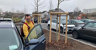 Elf frisch gepflanzte B&auml;ume sorgen am Parkplatz am Bachwegle besonders im Sommer f&uuml;r Abk&uuml;hlung. Schatten und Sauerstoff gibt&rsquo;s gratis dazu.
Foto: J&ouml;rg K&uuml;hl
