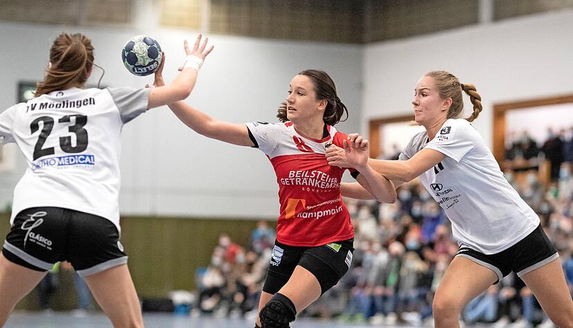 Das Spielmacherinnen-Duell zwischen Svenja Kaufmann (Mitte) und der ebenfalls erstligaerfahrenen Desiree Kolasinac verspricht Spannung.
Foto: Archiv/Veigel