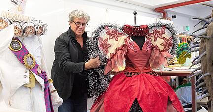 Seidensamt, Tüll, Leder und andere komplizierte Stoffe, aus denen Theaterträume sind: Toto möchte mit der Ausstattung den Zauber eines Stückes weitergeben.