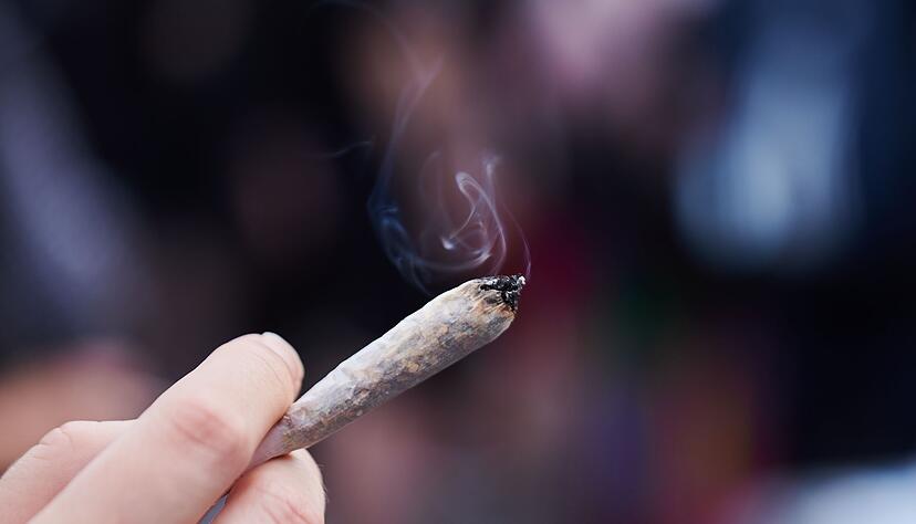 Eine Frau hält einen Joint in der Hand: Cannabis wird von der Liste der verbotenen Substanzen gestrichen. Eine Frau hält einen Joint in der Hand: Cannabis wird von der Liste der verbotenen Substanzen gestrichen.