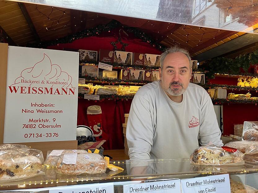 Alen Surkovic von der Bäckerei Weissmann verkauft Plätzchen und anderes Gebäck.