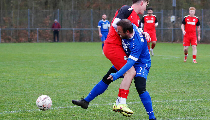 Ein intensives und k&ouml;rperbetontes Spiel lieferten sich die SG Kirchardt um Spielertrainer Denis Schwager (rechts) und der FV Nu&szlig;loch mit Giuliano Breve.