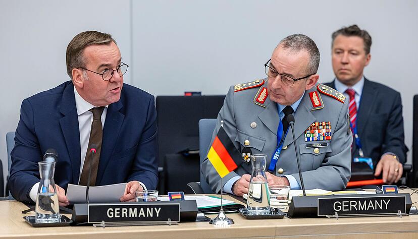 Verteidigungsminister Boris Pistorius hat Generalinspekteur Carsten Breuer für einen Nato-Spitzenposten vorgeschlagen. (Archivbild) Verteidigungsminister Boris Pistorius hat Generalinspekteur Carsten Breuer für einen Nato-Spitzenposten vorgeschlagen. (Archivbild)