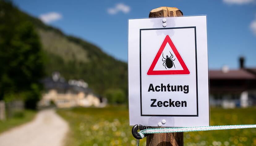 Wer so ein Schild beim Wandern sieht, sollte sich am Abend besonders gut nach Zecken absuchen.