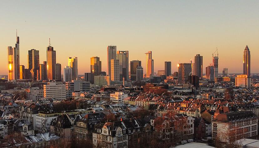 Das Risiko für eine Immobilienblase in Frankfurt ist nach Einschätzung der Schweizer Bank UBS gesunken (Archivbild).