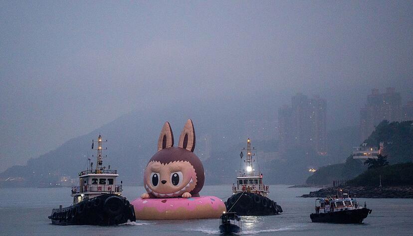 So sieht ein Labubu aus: Hier als gro&szlig;e aufblasbare Figur in Hongkong. (Archivbild)