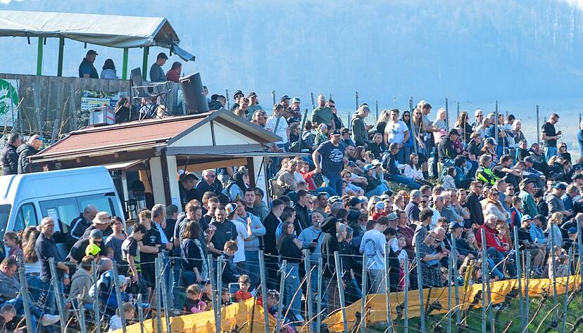 Rund 225 Helfer, befreundete Vereine und sogar die Feuerwehr Steinbacher Tal am Getr&auml;nkestand trugen zum Gelingen der Rallye bei. Die Fans dankten es den Veranstalterclubs HWRT Wohlmuthausen und HMC &Ouml;hringen und kamen in Str&ouml;men.