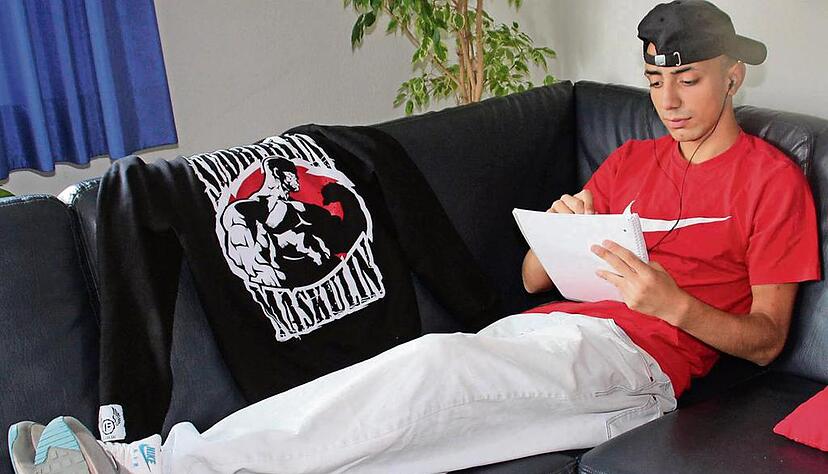Außen cool, innen emotional: Der 16-jährige Salji Zivoli alias Sanil verfasst im Bad Friedrichshaller Kindersolbad sehr persönliche Liedtexte. Nach schwierigen Zeiten hat er seinen Weg gefunden.Foto: Ute Plückthun Außen cool, innen emotional: Der 16-jährige Salji Zivoli alias Sanil verfasst im Bad Friedrichshaller Kindersolbad sehr persönliche Liedtexte. Nach schwierigen Zeiten hat er seinen Weg gefunden.Foto: Ute Plückthun