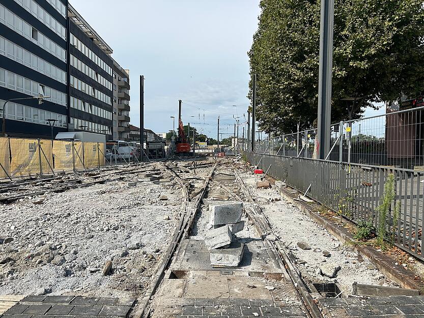 Die bestehende Gleisanlage des Bahnhofsvorplatzes stammt aus dem Jahre 2001, dem Jahr als die Stadtbahn erstmals nach Heilbronn fuhr – und soll nun saniert werden.