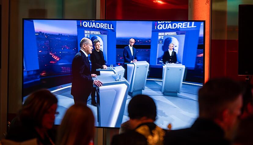 Beobachter verfolgen das "Quadrell" , die TV Runde im Bundestagswahlkampf mit Bundeskanzler Scholz (SPD), Unionsfraktionschef Merz (CDU), AfD Kanzlerkandidatin Weidel und Grünen-Kanzlerkandidat Habeck bei den Fernsehsendern RTL und NTV. dpa-Bildfunk +++ Beobachter verfolgen das "Quadrell" , die TV Runde im Bundestagswahlkampf mit Bundeskanzler Scholz (SPD), Unionsfraktionschef Merz (CDU), AfD Kanzlerkandidatin Weidel und Grünen-Kanzlerkandidat Habeck bei den Fernsehsendern RTL und NTV. dpa-Bildfunk +++