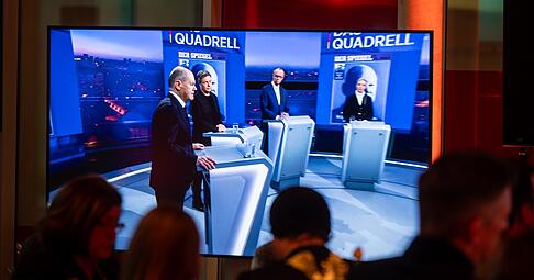 Beobachter verfolgen das "Quadrell" , die TV Runde im Bundestagswahlkampf mit Bundeskanzler Scholz (SPD), Unionsfraktionschef Merz (CDU), AfD Kanzlerkandidatin Weidel und Grünen-Kanzlerkandidat Habeck bei den Fernsehsendern RTL und NTV. dpa-Bildfunk +++