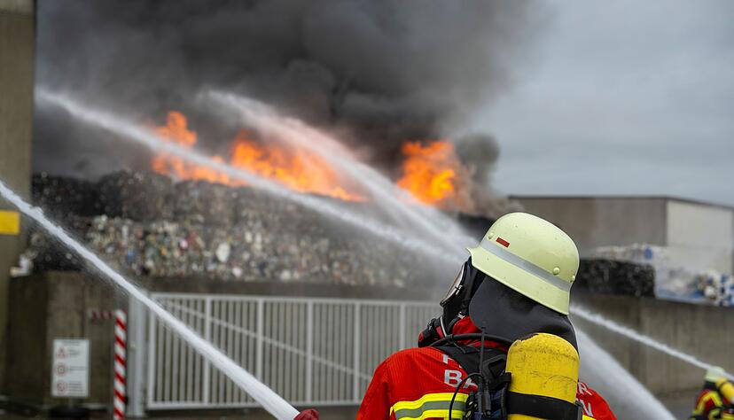 Die Feuerwehr vor Ort im Einsatz. Die Feuerwehr vor Ort im Einsatz.