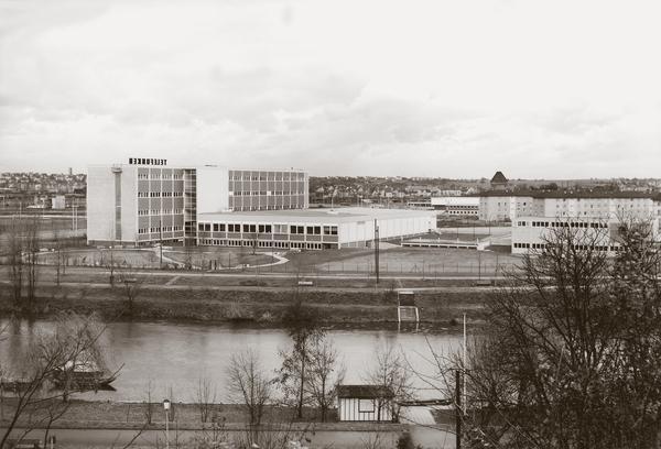 Fünf Jahre später wurde Azur, der erste deutsche Satellit, mit Sonnenstrommodulen aus Heilbronner Produktion ausgestattet. Fünf Jahre später wurde Azur, der erste deutsche Satellit, mit Sonnenstrommodulen aus Heilbronner Produktion ausgestattet.