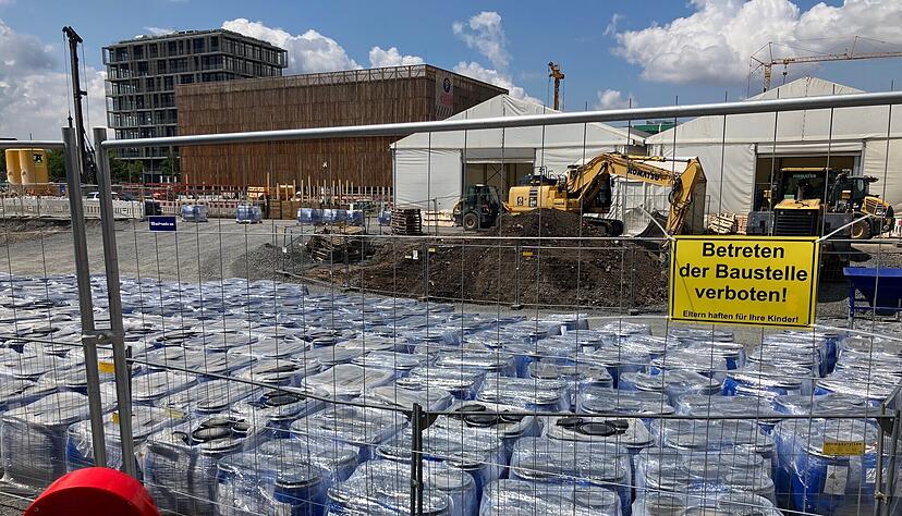 Jede Menge blaue Fässer verwundern Passanten der Baustelle am Bildungscampus West in Heilbronn. Jede Menge blaue Fässer verwundern Passanten der Baustelle am Bildungscampus West in Heilbronn.
