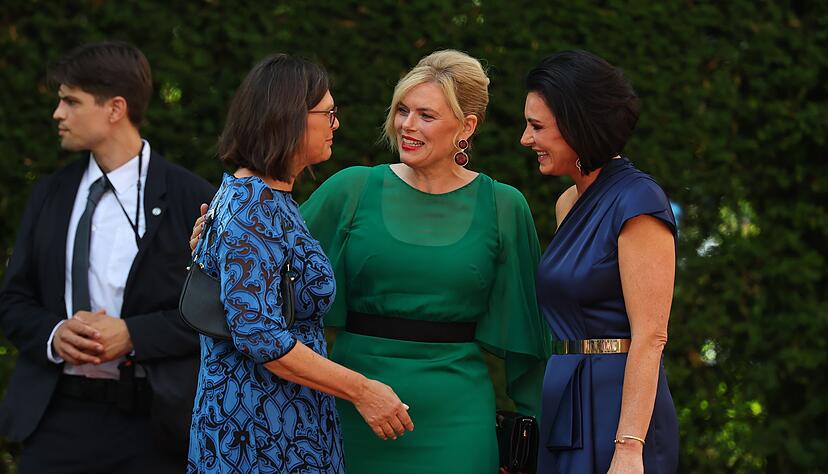 Abendroben in Blau und Grün für die bayerische Landtagspräsidentin Ilse Aigner (l.), Bundestagspräsidentin Julia Klöckner und die Österreicherin Elisabeth Köstinger (r.). (Archivbild) Abendroben in Blau und Grün für die bayerische Landtagspräsidentin Ilse Aigner (l.), Bundestagspräsidentin Julia Klöckner und die Österreicherin Elisabeth Köstinger (r.). (Archivbild)