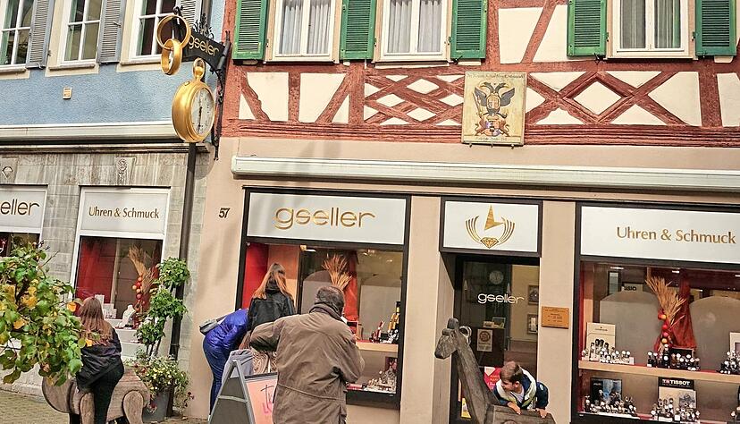 Eine gro&szlig;e Auswahl zeigen die Schaufenster in der Poststra&szlig;e. Darunter sind viele St&uuml;cke aus der eigenen Goldschmiede.