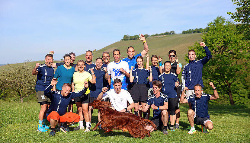 Die Laufgruppe von Johannes Kaisers (rechts, kniend) bereitet sich seit Anfang des Jahres auf den Berlin-Marathon vor. Die Stimme-Redaktion ist dabei und begleitet die Läufer auf ihrem Weg. Die Laufgruppe von Johannes Kaisers (rechts, kniend) bereitet sich seit Anfang des Jahres auf den Berlin-Marathon vor. Die Stimme-Redaktion ist dabei und begleitet die Läufer auf ihrem Weg.