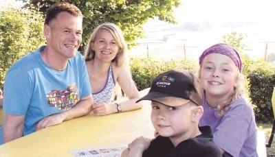 Claus und Beate Markus mit ihren Kindern Lucie und Louis genie&szlig;en den Sommerabend im Biergarten Ketzersberg hoch &uuml;ber Ellhofen. Foto: Margit St&ouml;hr-Michalsky