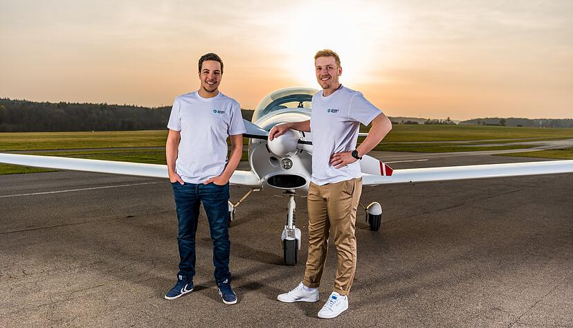Spiel mit der Symbolik: Die Markt-Pilot-Gründer Amin Oumhamdi (links) und Tobias Rieker haben sich auf dem Flugplatz von Kirchheim/Teck ablichten lassen. Mit ihrem Unternehmen wollen sie jetzt abheben. Spiel mit der Symbolik: Die Markt-Pilot-Gründer Amin Oumhamdi (links) und Tobias Rieker haben sich auf dem Flugplatz von Kirchheim/Teck ablichten lassen. Mit ihrem Unternehmen wollen sie jetzt abheben.