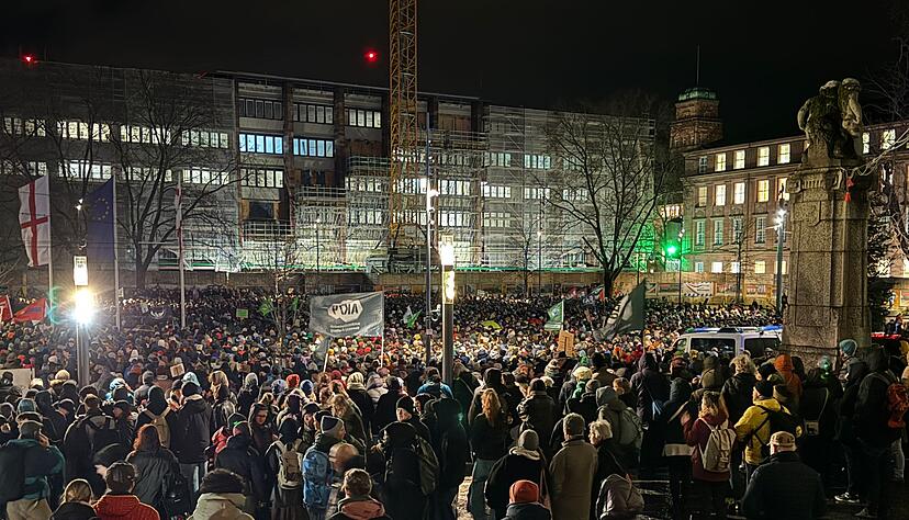 In Freiburg sind mehrere Tausend Menschen gegen rechts auf die Straße gegangen. In Freiburg sind mehrere Tausend Menschen gegen rechts auf die Straße gegangen.
