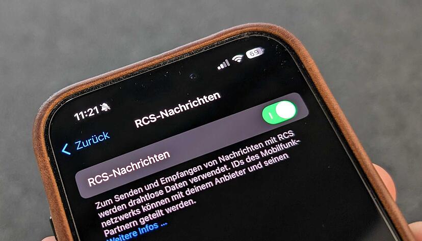 An, aus, an, aus! Die Einstellungen f&uuml;r die RCS-Nachrichten verbergen sich ein wenig in den Optionen der Nachrichten-App.