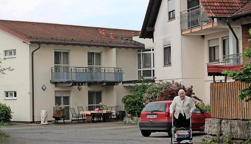 Auch die 87-jährige Gertrud Schopp muss bald umziehen. Das Pflegeheim in Orendelsall, in dem sie lebt, wird die Firma Multi-Care schließen. Foto: Juliane Renk Auch die 87-jährige Gertrud Schopp muss bald umziehen. Das Pflegeheim in Orendelsall, in dem sie lebt, wird die Firma Multi-Care schließen. Foto: Juliane Renk