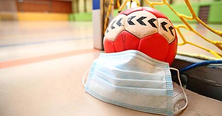 Handball und Corona-Maßnahmen passen aktuell nicht zusammen. Die Verbände hoffen dennoch auf eine Wiederaufnahme des Spielbetriebs ab Februar. 
Foto: imago images / Eibner